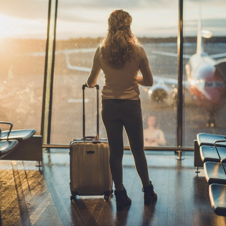 kobieta z walizką na lotnisku