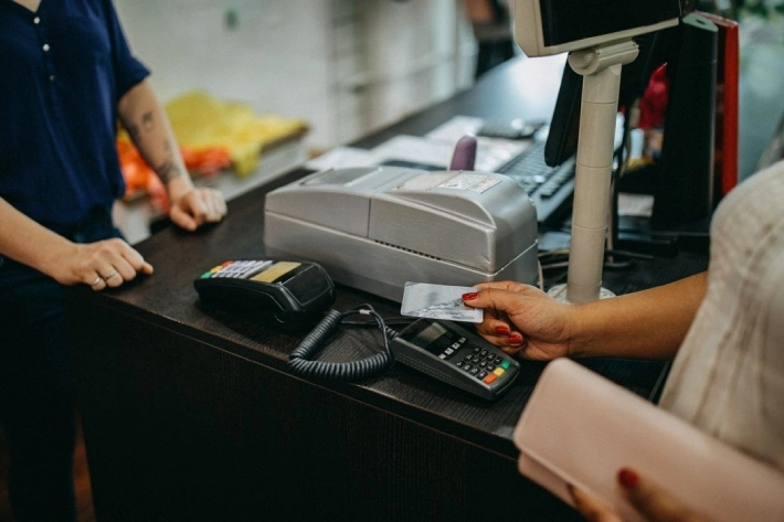płacenie przez terminal płatniczy kartą